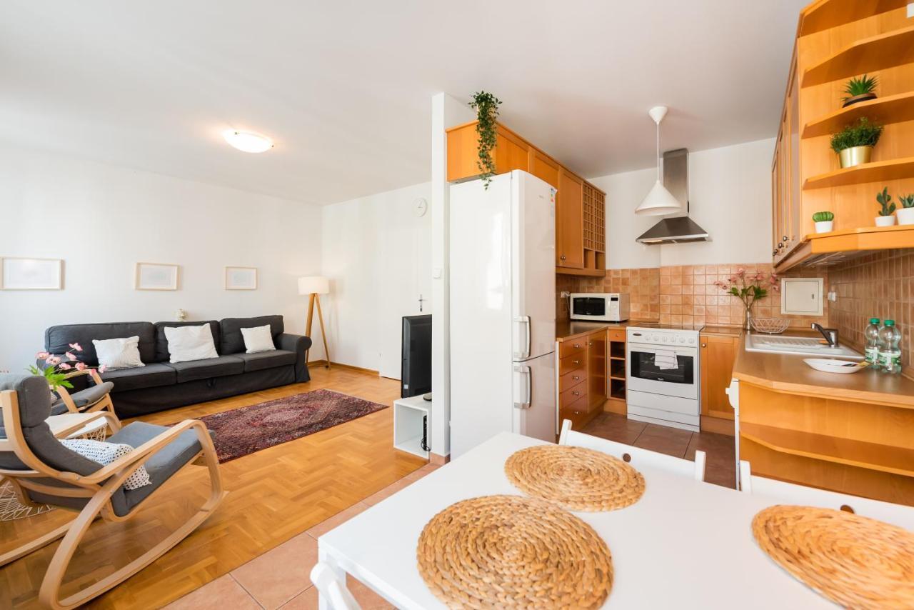New Town Spacious Apartment Варшава Екстер'єр фото